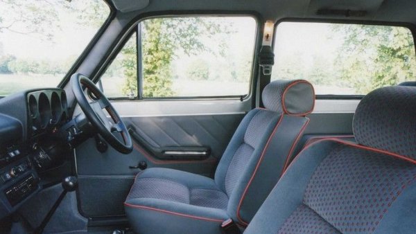 Търсенето на класическа &bdquo;Нива&ldquo; закономерно води до създаването на площадки за локализирано производство извън границите на СССР. То стартира в гръцкия град Фиви, разположен на 100 км от Атина. До началото на 90-те години там са сглобени над 1000 бройки от модела. Появява се и версия Cossack (на снимката) за Великобритания.