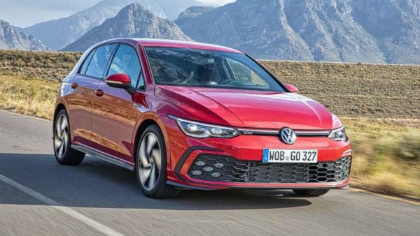 Golf си остава царят на компактния сегмент с 19 425 регистрации, но електрическите алтернативи в гамата на VW видимо подяждат пазарния му дял. Продажбите са с 37% по-малко в сравнение с юли 2020.
