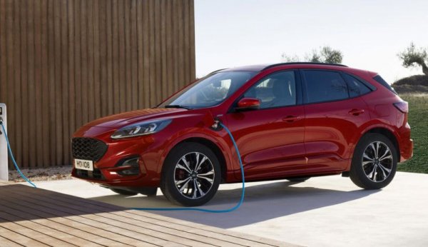 Анализаторите на JATO дават подреждане не само по класове, но и по типове задвижване. При зареждащите се хибриди първото място е за Kuga с 4247 бройки, следват Peugeot 3008 с 3039 регистрации и Volvo XC40 с 2 931. 
