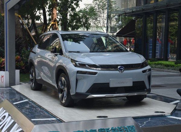 В сравнение с предишните автомобили мощността на този китайски електрически модел е доста по-малка - 272 к.с. Той обаче разполага с батерия с капацитет от 95 кВт/ч, която се нуждае от допълнително зареждане след изминаването на малко над 700 км.