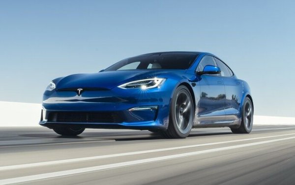 Най-новата версия на флагмана на Tesla може да се похвали не само с динамика, но и с невероятно мощност. В случая трите електромотора развиват повече от 1020 к.с., което позволява изминаването на 840 см само с едно зареждане на батерията.