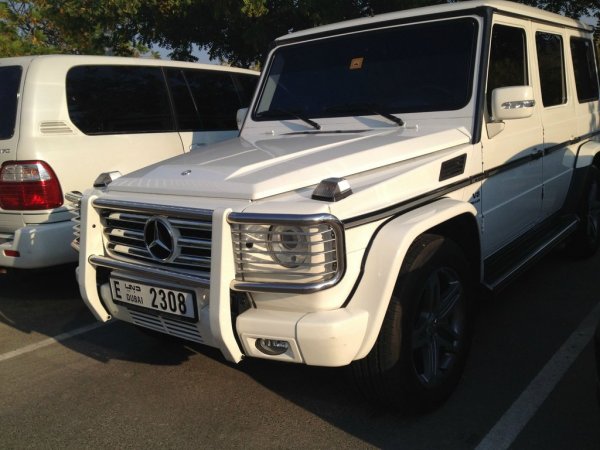 Паркингът пред Американския университет в Дубай