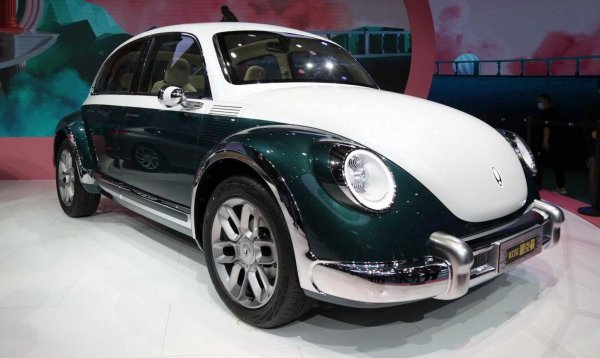 Както много добре виждате, тази машина отдава почит към легендарния Volkswagen Beetle с формите и детайлите си. Колата може да е с ретро стилистика, но разполага с модерно електрическо задвижване. Ще бъде лансирана под марката Ora, която е собственост на концерна Great Wall.