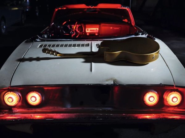 ... и любимата си китара
