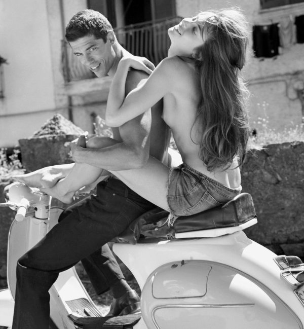 Фотография на Брус Уебър от календара за 2003
