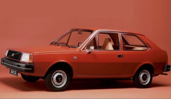 От сделката с DAF шведите наследяват достъпа до двигатели на Renault и готовия проект за компактен хечбек, който ще се превърне във Volvo серия 300. За окончателния дизайн DAF поръчва проекти на гения Джовани Микелоти и на ателието Bertone, но в крайна сметка избира консервативния облик, нарисуван от собствения си дизайнер Джон де Врийс. 
На снимката: Volvo 343 на Джон де Врийс