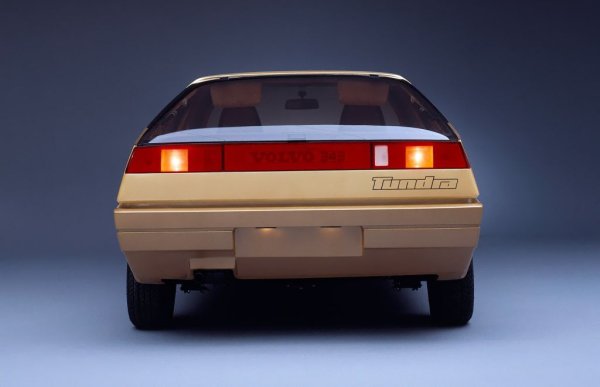 Дизайнерският език, използван тук от Гандини, залага на изразените ръбове и правите линии, използвани вече при концепти като Lamborghini Silhouette и Reliant FW11.
