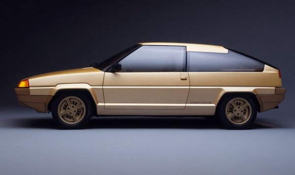 Веднага прави впечатление изтегленият надолу ръб на задния страничен прозорец и скритата С-колона - решение, което създава ефекта за плаващ покрив. По-късно същото решение е използвано и в друг модел, както ще видите след малко, а в наши дни е масово явление. Още една заслуга на маестро Гандини. 
