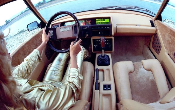 Интериорът също е футуристичен, с новаторски цветове и с тепърва навлизащите в онези години електронни екрани за приборите. Това се оказва всъщност последната капка, подплашила предпазливите мениджъри на Volvo. Дизайнът, предложен от Bertone, е отхвърлен, и в следващото десетилетие шведите ще продължат да разчитат на баналните форми, създадени от Де Врийс (макар и с приятното изключение на Volvo 480, което също е дело на холандеца и младия Питър Хорбъри).