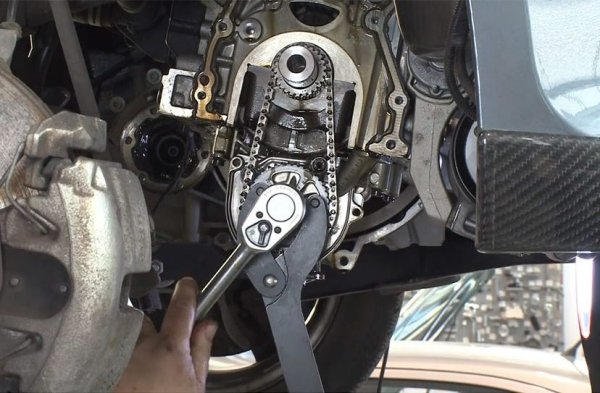 Най-известният проблем на 1.2 TSI EA111 е разтягането на ангренажната верига. Официално беше обявено, че тя е вечна, тоест издържа през целия живот на двигателя и не трябва да се сменя, но още през първите няколко години – при пробег от 30 000-40 000 км, се появяват проблеми. Симптомите са доста характерни - метално тракане при студено стартиране, което изчезва след известно време, проблеми със стартирането, грешки при синхронизацията.

Ако веригата се разтегне, съществува риск от сблъсък на бутала с клапани, огънати клапани, повредена глава и понякога пълно унищожаване на двигателя. В първите години на производството такива случаи се появяваха твърде рано, затова компанията модифицираше веригите и ролките, а след 2011 ситуацията се подобри, макар и не достатъчно, за да се говори за пълна липса на проблеми.

Когато купувате употребяван автомобил с 1.2 TSI, проблемът с веригата на мотора да бъде абсолютен приоритет. Струва си да потърсите автомобил с документирана подмяна на веригата, ролките и плъзгачите, и ако предишният собственик не е направил тази замяна, трябва реалистично да изчислите такава процедура при разходите след покупката.
