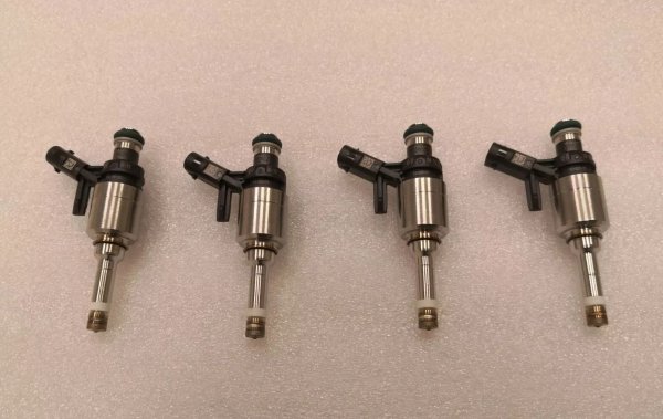 Друга слабост на 1.2 TSI е директното впръскване на бензин. Горивото се подава директно в горивната камера, а не в всмукателните канали, така че всмукателните клапани не се "промиват" с бензин. В комбинация с по-ниско качество на горивото, това стимулира появата на въглеродни отлагания върху клапаните и въздуховодите.

Двигателят не понася нискокачествен бензин. Инжекторите с фин диаметър и компонентите за впръскване под високо налягане бързо се изплащат с неравномерна работа, рязки, вълнообразни обороти и липса на мощност. Мръсните инжектори трябва да бъдат почистени или заменени, а въглеродните отлагания във входа – механично или химическо премахване, което води до вече забележими разходи при по-голям пробег.

При проверка на автомобила си струва да обърнете внимание на работата на празен ход и реакцията на горивото. Двигател, който е управляван на къси разстояния, има много по-голям риск от проблеми с всмукване и впръскване в сравнение с автомобил, който редовно се обслужва и експлоатира на пътя.
