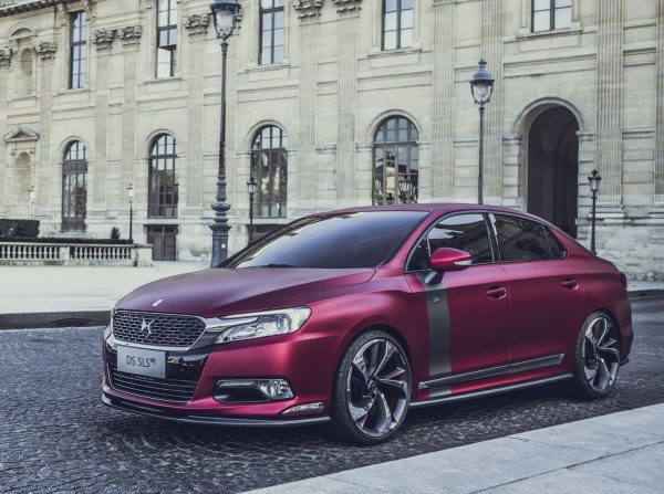 Марката DS, създадена от PSA Group, за да се конкурира пазара на премиум-автомобили, стартира своята самостоятелна кариера преди по-малко от 10 години. Едва ли обаче някой помни нейния първи модел &ndash; седана DS 5LS, който е създаден изключително за китайския пазар. Малко по-късно същото се случва и със SUV-модела DS6. 

В този регион независимото приключение на DS започна същата година с фейслифт на три модела - DS 3, DS 4 и DS 5, родени под чадъра на Citro&euml;n като семейство от елегантни и изискани автомобили. Трябваше да изчакаме чак до 2018 г. за да видим първия самостоятелен модел DS в Европа - DS 7 CROSSBACK. 