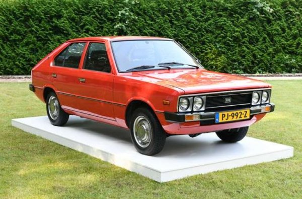 След като произвежда своя версия на Ford Cortina в продължение на няколко години, през 1974 г. Hyundai материализира проекта за първия си автомобил, който въпреки използването на двигатели, доставени от Mitsubishi, беше значително нов. За да придаде повече стил на колата, корейската марка помоли утвърдения италиански дизайнер Джорджето Джуджаро, който наскоро създаде първия Volkswagen Golf, да направи каросерията на бъдещото Pony. То се радваше на голям успех и това проправя пътя за неудържим растеж на корейската марка.