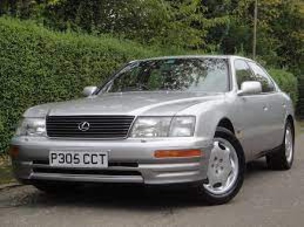 Създадена в края на 80-те години на миналия век, за да се противопостави на германските производители на пазара в Северна Америка, марката Lexus (дъщерно дружество на Toyota) започва живота си с флагман. Първият LS е създаден с цел да бъде "най-добрият автомобил в света", като беше пуснат на пазара през 1990 г. Той разчита на усъвършенстван дизайн и технологични особености като 4,0-литровия V8 двигател със запалване с двойна бобина. Няколко месеце по-късно дебютира и средноразмерният Lexus ES.