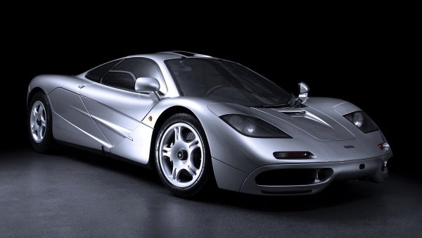 Това е автомобил, който ще се помни още дълго време, особено с това, че беше притежател на титлата за най-бързия сериен автомобил в света в продължение на 15 години. Суперколата разви 391 км/ч, като това се дължеше и на двигателя &ndash; V12 на BMW, който е монтиран отзад. McLaren F1 е забележителен и заради тиража си &ndash; малко над 100 бройки, а производството му приключи през 1998 г. 