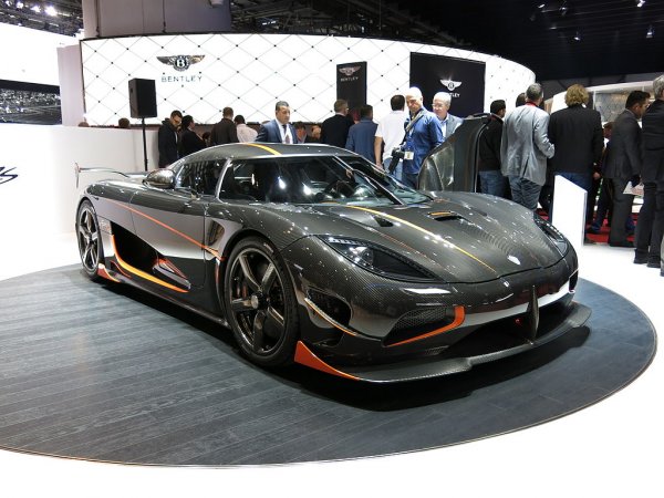 Базовата Agera RS има мощност 865 киловата, или 1176 конски сили. Компанията обаче направи и 11 коли с мощност 1 мегават - 1400 коня. Тъкмо с една от тях Никлас Лиля записа настоящия официален световен рекорд през ноември 2017. 
