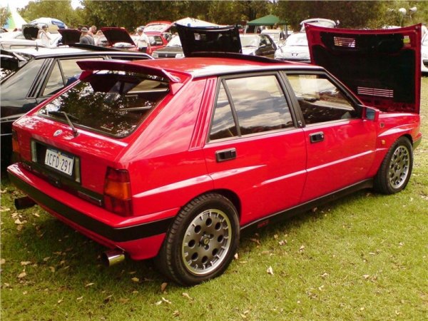 Производството на модела стартира през 1989 година.