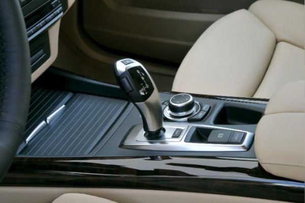 Това решение оказа огромно влияние върху цялата автомобилна индустрия. BMW представи такъв скоростен лост в кросоувъра X5 (E70), който дебютира през 2006 г. Това беше отклонение от нормата, тъй като новият лост всъщност нямаше физическа връзка със скоростната кутия. Бутонът за освобождаване се задържа, докато лостът се движи. Водачът натиска подобен на джойстик лост нагоре за заден ход, надолу за напред, надолу и наляво за спортен/ръчен режим.

През годините BMW промени настройките на скоростния лост, но концепцията си остана същата. Други марки започнаха да използват подобен подход на &bdquo;превключване чрез кабел&ldquo; в своите модели. Mercedes, Audi, Porsche и Volkswagen правят нещо подобно.