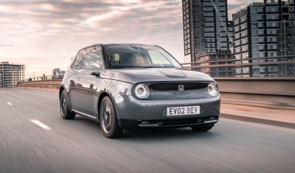 Японският гигант дължеше доскорошната си позиция в Топ 3 преди всичко на партньорството си с Tesla в американската Гигафабрика край Невада. Отношенията между двете компании обаче поохладняха леко след плановете на Teslа да диверсифицира доставките и да произвежда собствени клетки. След това Panasonic създаде джойнт-венчър с Toyota, който ще покрива нуждите на бъдещата електрическа гама на японския автомобилен производител. Освен това Panasonic снабдява Honda и Ford. 
Пазарният дял е намалял с цели 10 на сто за две години. 

Пазарен дял през 2021: 17%
Кого снабдява: Tesla, Toyota, Honda, Ford
