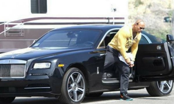 Друг интересен автомобил, собственост на Скалата. Джонсън си го купува, след като се вози в него в един от филмите си. Актьорът толкова много харесва Rolls-Royce Wraith, че си поръчва почти веднага след премиерата. Британският модел, задвижван от 6,5-литров V12 двигател, му излиза 316 000 долара.