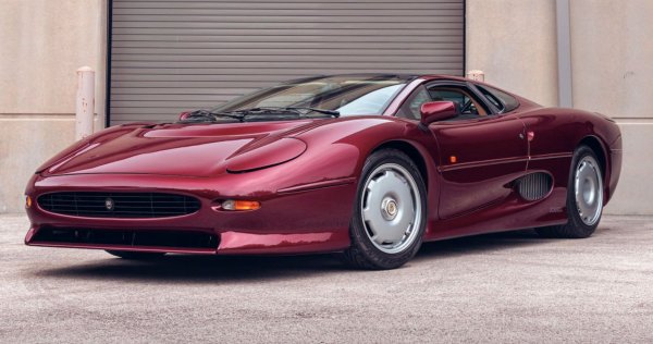 След като току-що се появи през 1992 г., Jaguar XJ220 веднага придоби огромна популярност. Производителят го предлагаше с мощен двигател JRV-6, развиващ 542 к.с. През 1993 г. беше представен по-бърз модел - Jaguar XJ220S, който има 680 к.с. под капака и ускорява от 0 до 100 км/ч за 3,3 секунди. 

От него са произведени само 6 бройки, като нито една от тях не стигна до САЩ, защото беше твърде бърза за действащото по това време ограничение от  228 мили в час (367 км). 