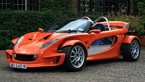 Това е лимитирана серия на спортна кола, от която през 2000 г. са произведени само 340 бройки. Машината е предназначена за писта, но във Великобритания може да се използва и по обикновени пътища. В САЩ е забранена заради липсата на врати, прозорци и дори покрив. 