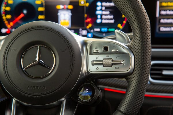 Някои шофьори са убедени, че скоростната кутия на автомобила им ще излезе от строя, ако случайно преместят лоста в положение Parking или на задна предавка по време на движение напред. Съвременните трансмисии обаче имат защита и не позволяват да се избере неправилен режим. Това важи и за лостчетата на волана, с които се сменят предавките. Електрониката няма да позволи понижаване на предавката, докато не се намали скоростта.