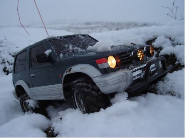 Ако автомобилът ви затъне, то бързото превключване на заден ход и обратно няма да ви помогне да се измъкнете от затрудненото положение. А по-упоритите опити могат да доведат дори до повреда на скоростна кутия. Но пък при правилно избиране на момента за превключване на предавките шансовете са по-големи, като в случая това зависи от състоянието на гумите и от работата на електронните системи.