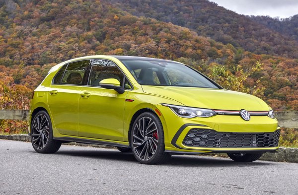 Volkswagen Golf GTI е забележителен хот-хеч, който се предлага и от двете страни на океана. Под капака му е поставен 2,0-литров турбодвигатели с 241 к.с., който е съчетан със 7-степенна автоматична скоростна кутия. При него разхода на гориво извън града пада под 7 л/100 см, което не е толкова стряскащо дори с оглед на цената на горивото.