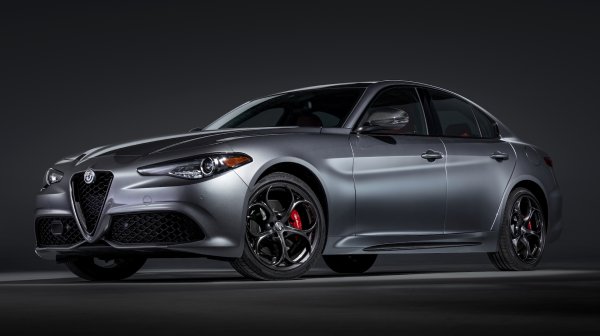 Всеки фен на високите скорости би предпочел да притежава версита Quadrifoglio вместо стандартна Giulia, но някой ще трябва да компенсира разликата в цените, която е около 30 000 евро. Освен това „напомпаният“ седан харчи над 11 л/100 км. В случая получавате 2,0-литров турбомотор и предно предаване, което е съчетано с приемлив разход на гориво.