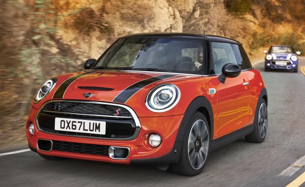 Оригиналното Mini от 1959 г. беше опит на британската BMC да построи „истински“ автомобил, който да изкушава хората с малко тегло и нисък разход на гориво. 63 години по-късно настоящото Mini също е толкова икономично, като версията с 1,5-литров бензинов двигател със 136 к.с. е добро предложение. Дори вариантът JCW с 231 к.с. няма да разори собственика си, тъй като харчи 8,11 л/100 км.
