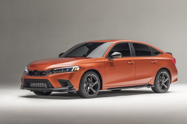 Японският производител все още не е обявил точните спецификации на бъдещата Civic Type R, но пък е известно колко харчи версия Si с 1,5-литров турбомотор с 200 к.с. Седанът с 4 врати и CVT-трансмисия може да изненада собственика си с 5,6 л/100 км при движение по магистрала, което е доста доблър резултат.