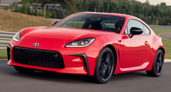 Боксеровият двигател на Toyota GR86 с обем 2,4 литра и мощност 184 к.с. го прави уникален сред спортните модели с предно разположен мотор. Този разход се постига благодарение на 6-степеннаата автоматична скоростна кутия, но това не е постижимо от хора с тежък крак на педала на газта.