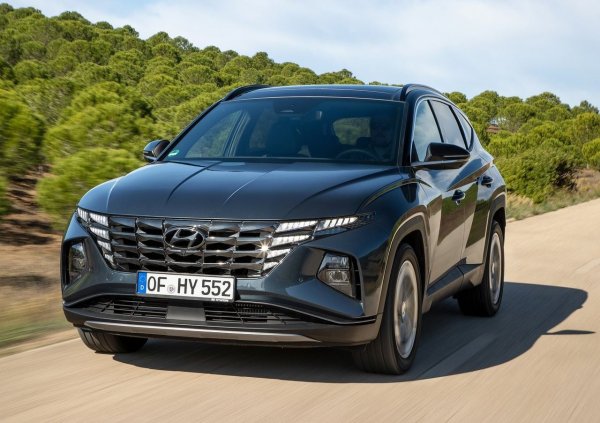 Tucson има сегментирани предни светлини, вградени в решетката, "закачени" фарове и дълбоки ребра отстрани. Возията е мека, комфортна, тиха, стабилна и безопасна между завоите. Спирачките са мощни и устойчиви на усилие, а управлението е леко при маневриране и прецизно в скоростта. 

Ниво на оборудване XLine имат тризонов "климатик" (при Kia е двузонов). Предните и задните паркинг сензори с камера за обратно виждане, които също присъстват в Sportage, са полезни. 