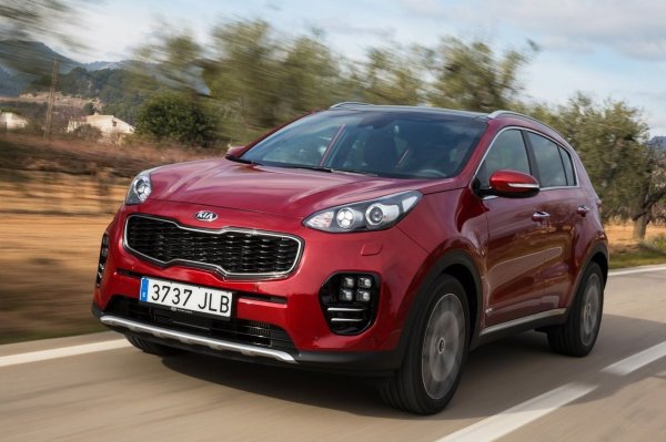 Подобно на Tucson, той има меко окачване, добре шумоизолирано пътнически купе и задни светлини, изложени на риск на паркинг: в бронята има "индикатори", задни фарове за мъгла, светлина за заден ход и рефлектори. Между завоите се накланя малко, а управлението е прецизно, но не е много директно), докато спирачките могат да се &bdquo;уморят'' при бързо спускане. 

Подобно на Tucson XLine, версията Style има пълноценни LED фарове и електрически сгъваеми огледала. Алуминиевите джанти обаче са 19-цолови вместо 18-цолови. 