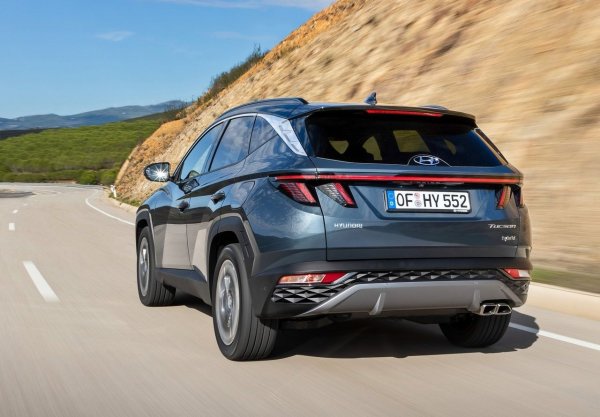 Единственият проблем, за който собствениците често се оплакват, е забавянето в реакцията на мултимедийната система. Ако не забележите подобрения дори след обновяване на софтуера и картите, обикновено е достатъчно да рестартирате системата - трябва да вкарате върха на химикалка в отвора непосредствено под сензорния дисплей, докато радиото е включено.
 
Спирачките също не са имунизирани срещу повреди, но инцидентите не са чести. Има проблеми с ABS и случаи на загуба на мощност на системата поради производствени дефекти в дисковите апарати: проблем, който може да се реши чрез смяна на частта. 

Ако, от друга страна, трябва да положиш много усилия върху педала, това означава, че филтърът на помпата е запушен и трябва да се смени. Издръжливостта на съединителя на автомобили с ръчна скоростна кутия не е висока - има такива, които, завивайки често в трафика, e трябвало да го сменят след 50 000-60 000 км.
