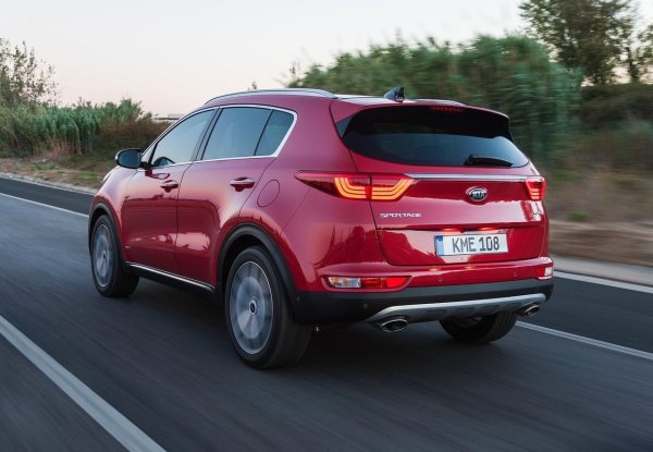 Автомобилите от 2021 са надеждни, но все още има някои проверки, които трябва да се направят. Понякога при дизеловите двигатели (дори при леки хибриди) филтърът за частици има склонност да се запушва, но това е достатъчно, за да се възползва от мощността далеч от трафика (на магистралата или по щатските пътища), за да се почисти сам. Голямото усилие при спиране се решава с нов филтър на помпата, както при Tucson,. 

Софтуерна актуализация може да оправи навигацията, която има склонност да замръзва. Има и прекъсвания на батериите поради лошо затягане на клемите по време на производството и понякога неоправдано включване на предупредителните светлини в таблото. Щом забележите затруднения при стартирането на двигателя, е по-добре да смените акумулатора възможно най-скоро, за да не останете на пътя.
