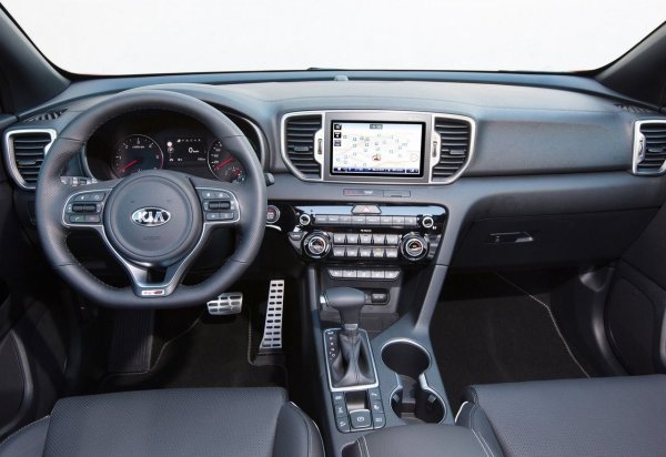 Изработено от приятни пластмасови елементи, таблото има подредена конзола, но усеща тежестта на годините: таблото е аналогово, а 8-инчовият "тъч" дисплей на отзивчивата мултимедийна система е по-малък от този на Hyundai. Освен това, плочата за безжично зареждане на мобилни устройства е стандартна само в най-луксозния Sportage, докато всички версии на Tuscon разполагат с нея. 