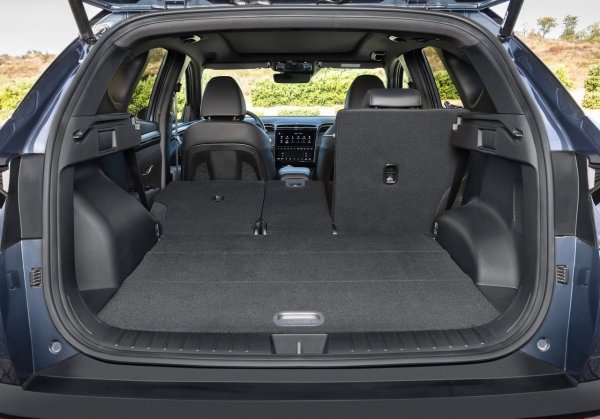 Четирима възрастни пътуват удобно и дори тези, които седят в центъра на дивана (широк, не прекалено твърд и като при Kia, регулируем по наклон), нямат проблеми. Багажникът е по-голям от този на Sportage и по-практичен: отдолу има няколко отделения и дори има място за навес. Въпреки това, прагът за товарене е по-висок.