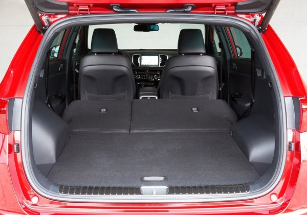 Има много отделения за съхранение и внимание към детайла: коланите за безопасност се регулират по височина и има четири LED таванни лампи. Както и в другата, пътническото отделение е много просторно (трима възрастни със средно телосложение седят удобно), но багажникът е по-малък и има височина само 43 см под навеса (Tucson достига 53 см). По-ниският праг обаче улеснява поставянето на тежки предмети.