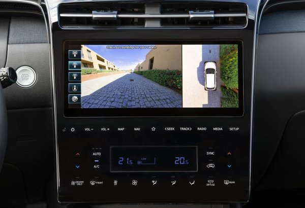 Спечели пет звезди на тестовете Euro NCAP, проведени през 2021. Единствените критични въпроси бяха свързани с минималната защита на гърдите на водача при челен сблъсък и на врата на задните пътници. Множество помощни средства за шофиране са стандартни: всички имат предупреждение против сънливост у шофьора, автоматично спиране, което разпознава и пешеходци и велосипедисти, както и поддържане на лентата. 

Мониторингът на мъртвите зони обаче е запазен за по-луксозния Exellence. Централната въздушна възглавница е полезна тя предотвратява сблъсък на главите на предните пътници при страничен удар.
