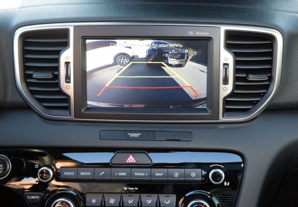 Също получи пет звезди на тестовете на Euro NCAP, но те струват по-малко, тъй като ги получи през 2015, когато критериите бяха много по-малко строги. Sportage се справи добре при страничен удар, дори срещу прът, докато не блестеше в защитата на задните пътници от камшичен удар и при натоварване на вратовете на тригодишните при челен сблъсък. 

Оборудването за безопасност зависи от версията: предупреждение против сънливост не съществува при Urban, който също няма (както и бизнес класата) автоматично спиране. Освен това само GT Line разполага с мониторинг на мъртвите зони.
