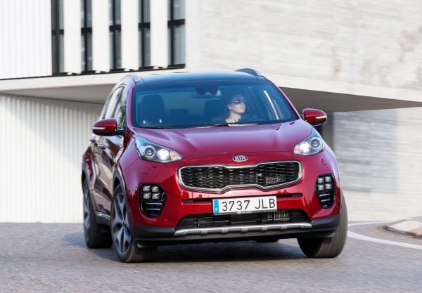 Най-лесен за намиране е 1.6 мек хибриден турбодизел със 136 к.с., тъй като съставляваше 38% от продажбите. Има шест нива на оборудване - най-популярното е GT Line (с 19-цолови алуминиеви джанти, мониторинг на мъртвите зони и заден USB порт), следван от Business Class, без тези аксесоари, но оборудван с навигация и контрол на лентата.