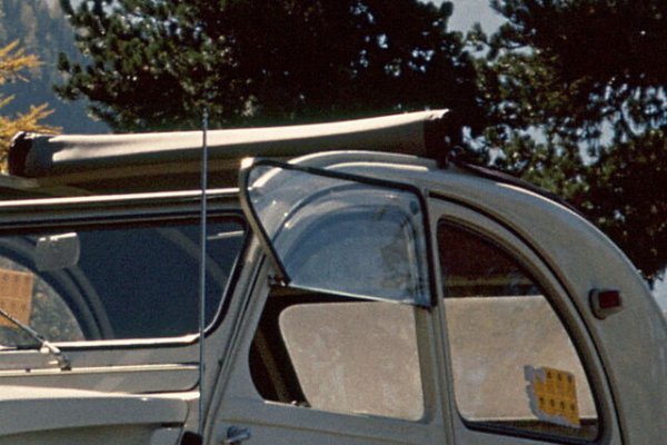 Citro&euml;n 2CV е създаден с цел да предложи икономичен, лек и лесен за поддръжка автомобил, а предните прозорци също отговарят на тази философия: вместо да се използва традиционна система за отваряне на коляновия колев с плъзгащо се стъкло, долната част на стъклото се сгъва нагоре, намалявайки механичната сложност и адаптирайки се към спартанския характер на автомобила.