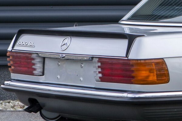 Решението с набраздените задни светлини дебютира на Mercedes SL (R107), а след това е преподнесено до 90-те години. Ребрата на повърхността на фаровете не са само декоративни: дизайнът е проектиран да ограничи натрупването на мръсотия и да поддържа светлината, излъчвана от фаровете, разпознаваема дори при неблагоприятни условия за шофиране. Жлебовете прекъсват непрекъснатостта на повърхността и помагат да се направи отлагането на мръсотия по-малко равномерно.