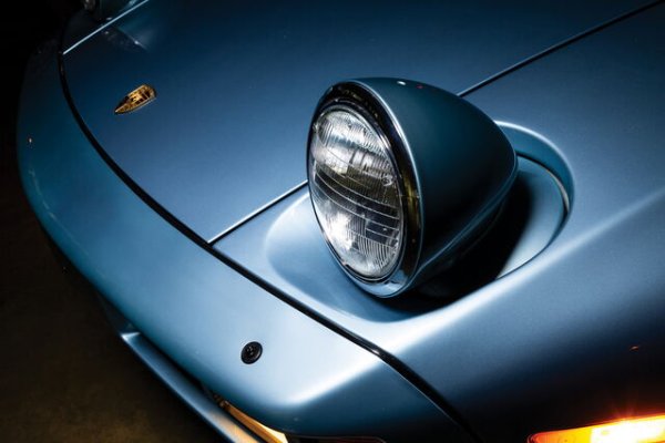 Фаровете на Porsche 928 се въртят и изчезват вътре в капака, когато бъдат изключени. Това прави предното изображение по-чисто и по-аеродинамично, но при нужда фаровете се позиционират на идеалната височина, за да осветят пътя. В сравнение с фаровете, които са напълно скрити под капака, светлините на 928 остават в специална позиция дори когато са сгънати, превръщайки се в ключов визуален елемент, който прави купето веднага разпознаваемо.