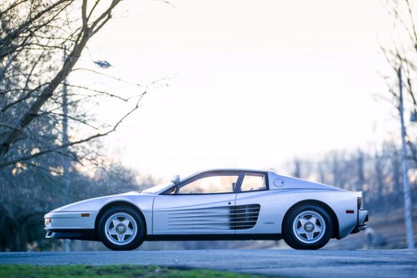 При Ferrari Testarossa радиаторите са разположени от двете страни на двигателя, зад купето. Поради това охладителната система изисква големи странични въздухозаборници, интегрирани в каросерията. Те обаче са твърде големи според специфична американска разпоредба относно безопасността на пешеходците и това поражда идеята да бъдат частично покрити с поредица от хоризонтални ламели. Прякорът &bdquo;рендета за сирене&ldquo; произлиза именно от визуалния ефект, създаван от тези елементи.