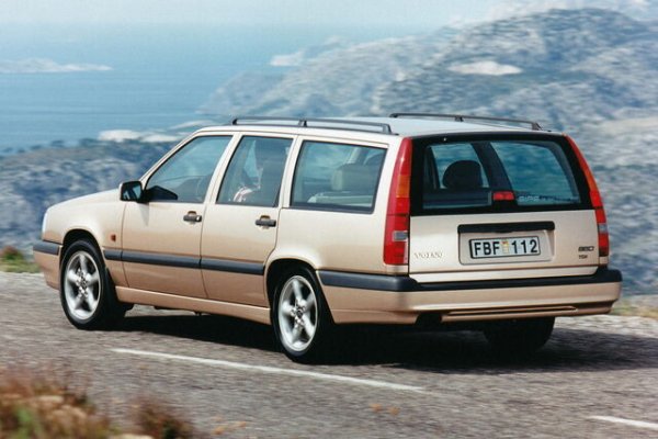 Каросерията на комбито Volvo 850 е проектирана с цел да предложи просторно и изключително функционално товарно пространство. Почти отвесната задна врата и кубичната форма са замислени така, че да осигурят максимална практичност &ndash; решение, подкрепено и от високите задни светлини, които се простират нагоре по задните колонки. Този дизайнерски подход позволява задната врата да запази широк отвор, съответстващ на цялостния обем на купето.