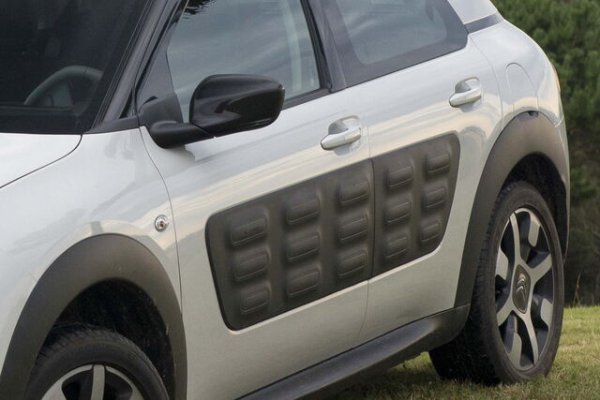 Елементите Airbump при Citro&euml;n C4 Cactus представляват гъвкави пластмасови панели, монтирани върху вратите и броните, предназначени да предпазват каросерията от леки удари, характерни за градското шофиране. Вместо да бъдат скрити или третирани просто като допълнителна защитна добавка, тези елементи &ndash; със своята релефна повърхност и разположение по страните на автомобила &ndash; се превърнаха в съществен компонент на дизайна; решение, възприето впоследствие и от редица други модели на френската марка.
