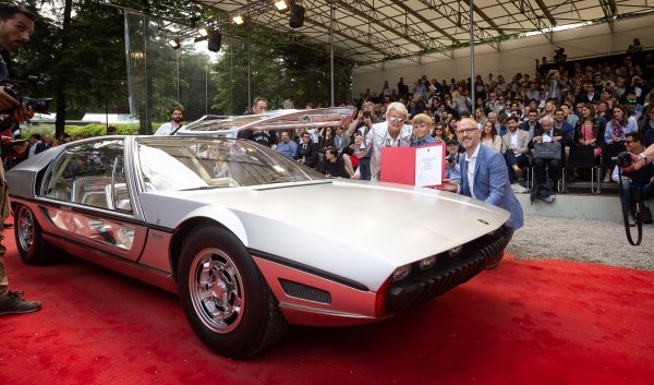 Проектиран е от Марчело Гандини - според мнозина най-великият автомобилен дизайнер в историята. Тази конкретна машина е била карана в Монако от принц Рение и Грейс Кели. 
